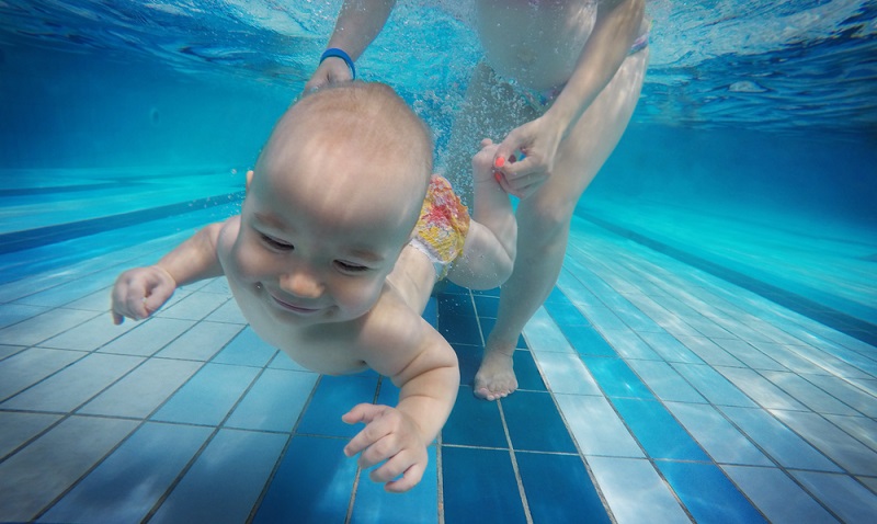 לימוד שחייה לתינוקות